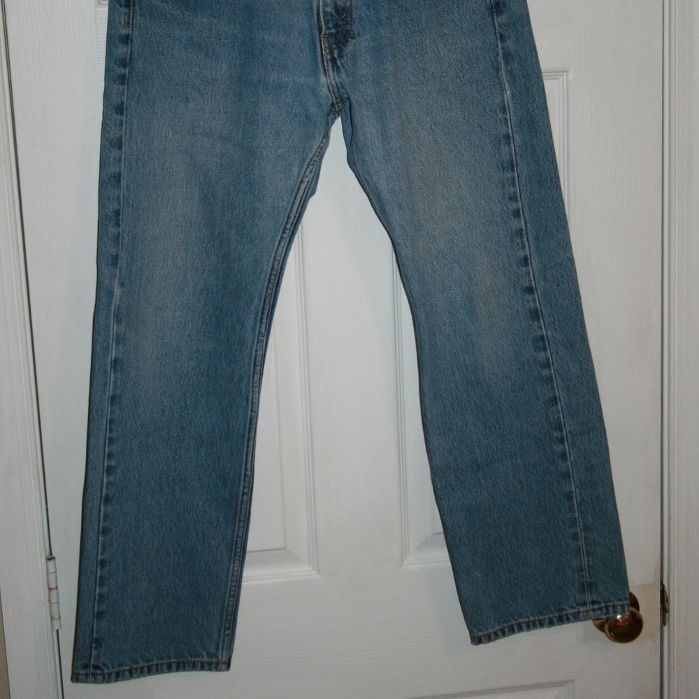 Mid Rise Levi Jeans - Picture 8 of 9